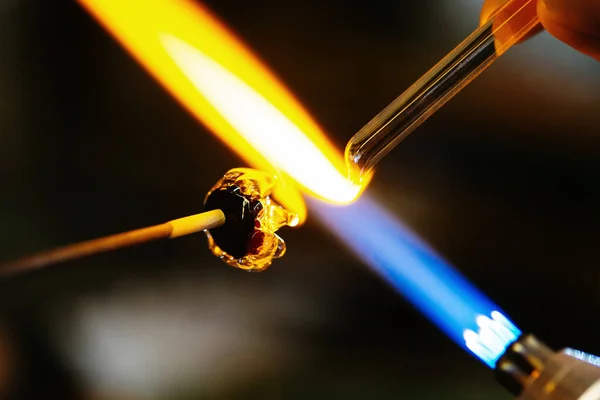 Κοντινό πλάνο τήξης γυάλινης χάντρας σε φωτιά καυστήρα αερίου — Φωτογραφία Αρχείου