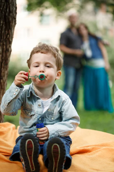 Söt rolig liten pojke leker med såpbubblor — Stockfoto