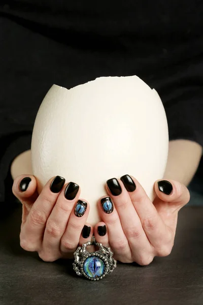Темная фантазия ногтей на ухоженных руках крупным планом — стоковое фото