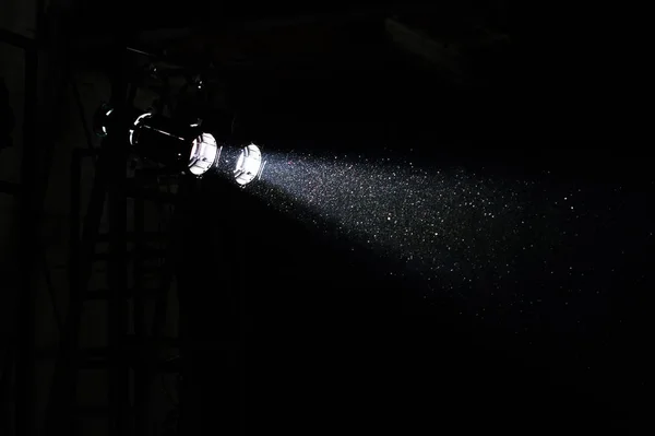 Sahne ışığı toz ve ışık huzmelerinde parıldıyor — Stok fotoğraf
