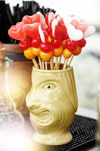 Tiki mug with heart-shaped cocktail decorations — Stock Photo, Image