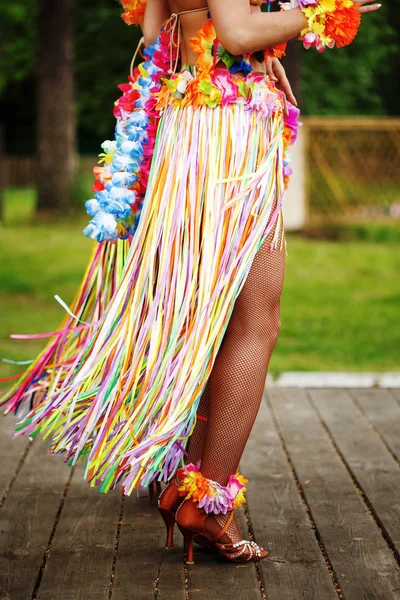 Πλευρική άποψη των ποδιών της γυναίκας σε hawaiian κοστούμι — Φωτογραφία Αρχείου