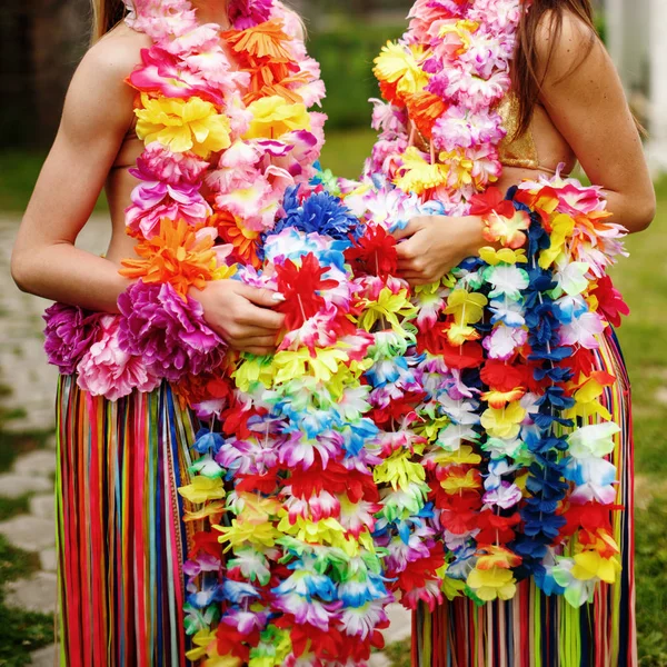 Aloha girls in hawaiian costume with flowers — Stock Photo, Image