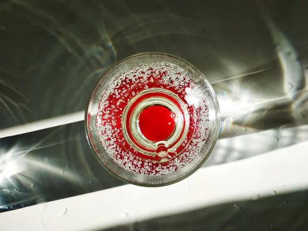 Acqua gassata fresca con bollicine in vetro trasparente — Foto Stock