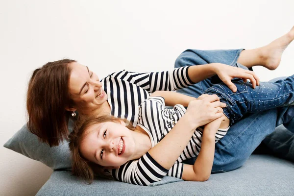 Lycklig ung mor med sin söta lilla dotter skrattar — Stockfoto