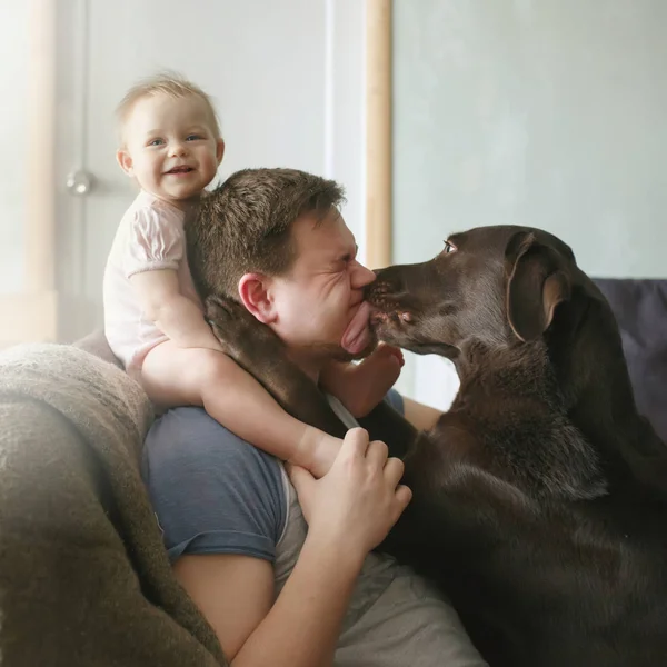 Jeune beau père avec mignon petit bébé souriant assis sur — Photo