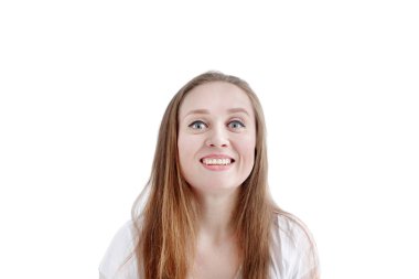 Sarışın, uzun saçlı, kameraya bakan, dişleriyle gülümseyen, doğal makyajlı, beyaz tenli genç, mutlu bir kadının yakın plan fotoğrafı.