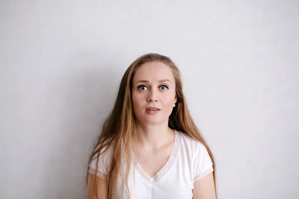 Gros plan portrait de jeune femme séduisante aux cheveux longs et à l'expression faciale sereine — Photo