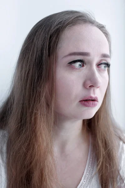 Expresivo retrato de cerca de una mujer llorando con lágrimas en la cara —  Fotos de Stock