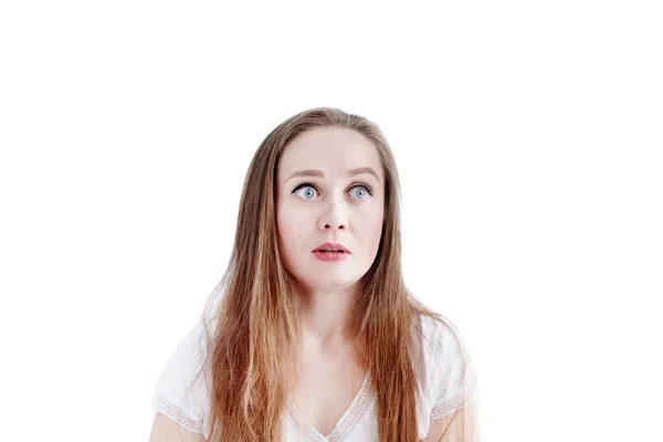 Prise de vue d'une jeune femme naturelle surprise ou choquée aux cheveux longs et au maquillage naturel, regardant ailleurs, isolée sur du blanc — Photo