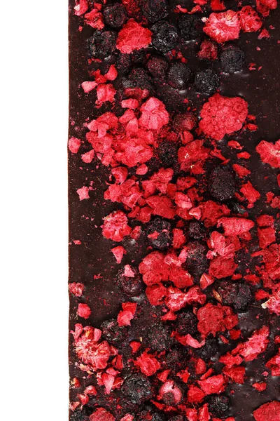 Handgjord mörk chokladkaka med torkade bär isolerade på vitt — Stockfoto