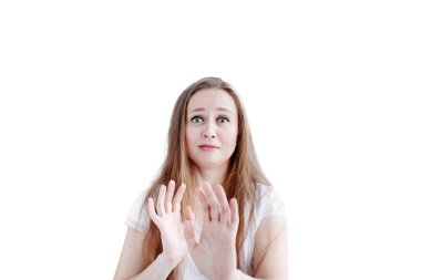 Kafası karışmış, yüzü iğrenç bir ifadeye sahip beyaz bir kadın ellerini kaldırmış bir şeyi geri püskürtüyor.