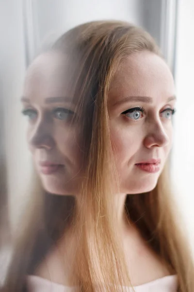 Twee gezichten conceptueel portret van jonge aantrekkelijke vrouw, close-up. Moderne psychologie — Stockfoto