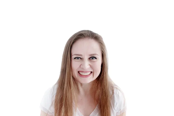 Mujer sonriente salida con expresión en su cara, retrato de cerca de hembra atractiva natural aislada en blanco —  Fotos de Stock