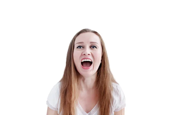 Saído atraente jovem mulher rindo ou gritando, close-up retrato de fêmea atraente natural isolado em branco — Fotografia de Stock