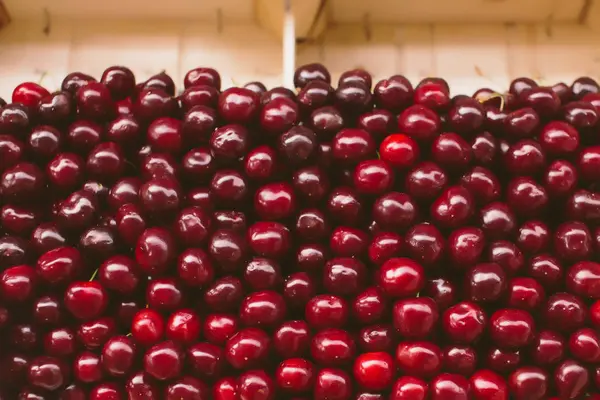 Fruta de cereza dulce en una caja de madera en el mercado natural del agricultor —  Fotos de Stock