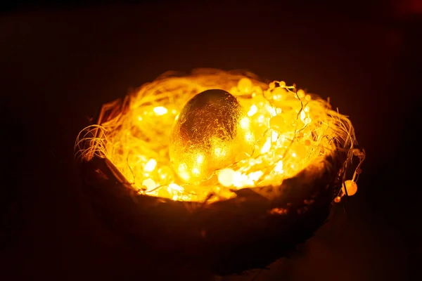 Koyu Arkaplanda Işıklar Olan Altın Yumurta Gizemli Paskalya Konsepti — Stok fotoğraf