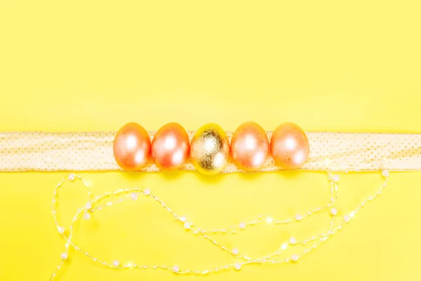 Helder Pastel Minimalistisch Concept Van Paasvakantie Met Parelkleurige Eieren Gele — Stockfoto