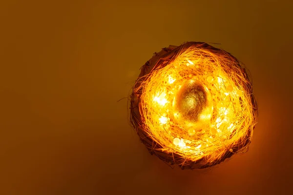 Yuvadaki Altın Yumurta Pastel Arka Plan Üzerinde Işıklar Gizemli Paskalya — Stok fotoğraf