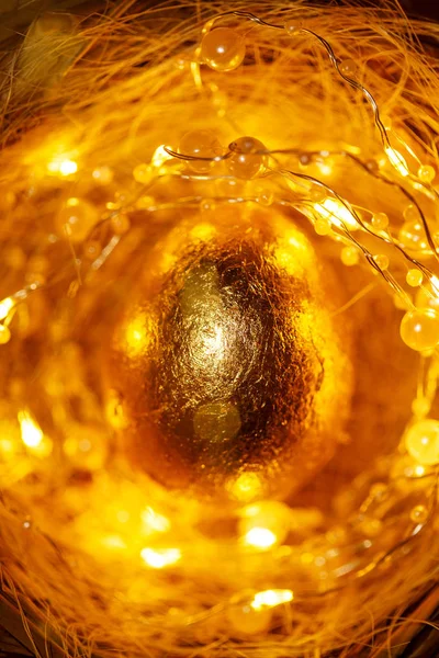 Πολύτιμο Χρυσό Αυγό Μεταξύ Θολή Φώτα Μαγικό Φόντο Πάσχα — Φωτογραφία Αρχείου