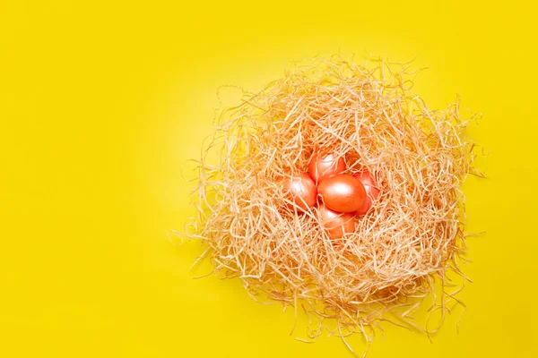 Happy Easter Achtergrond Gekleurde Roze Oranje Eieren Hooi Nest Fel — Stockfoto