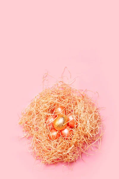 Fondo Pascua Feliz Huevos Color Rosa Dorado Nido Heno Sobre — Foto de Stock