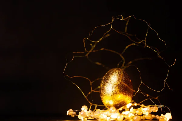 Precious Easter Golden Egg Gold Decorations Lights Dark Background Magic — Stock Photo, Image