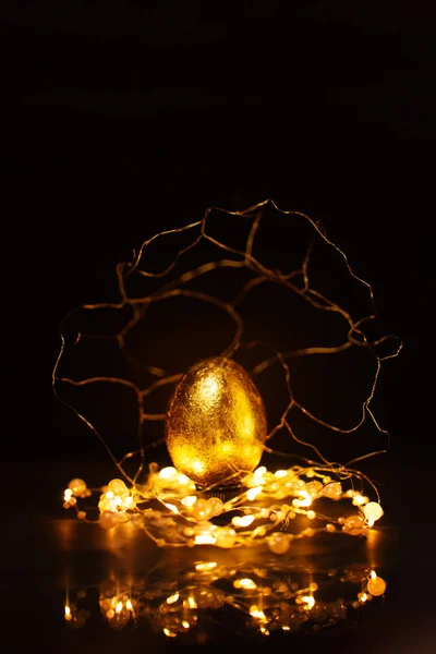 Altın Süslemeli Değerli Paskalya Yumurtası Karanlık Arka Planda Çözünmüş Işıklar — Stok fotoğraf