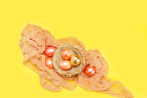 Fondo Vacaciones Pascua Amarillo Brillante Con Huevos Color Rosa Dorado — Foto de Stock