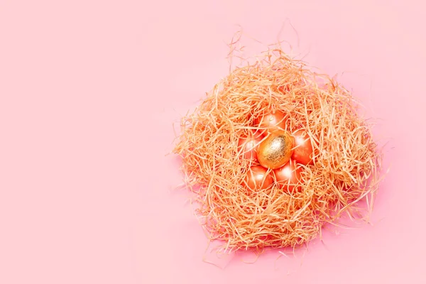 Mutlu Paskalya Arkaplanı Samanlıkta Renkli Pembe Altın Yumurtalar Parlak Pembe — Stok fotoğraf