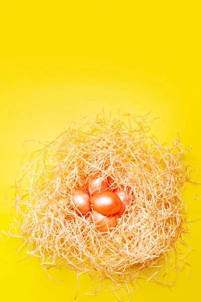 Fondo Pascua Feliz Huevos Color Rosa Naranja Nido Heno Sobre — Foto de Stock