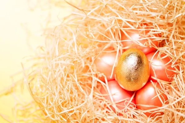 Light Happy Easter Background Gold Colored Egg Hay Nest Close — Stock Photo, Image