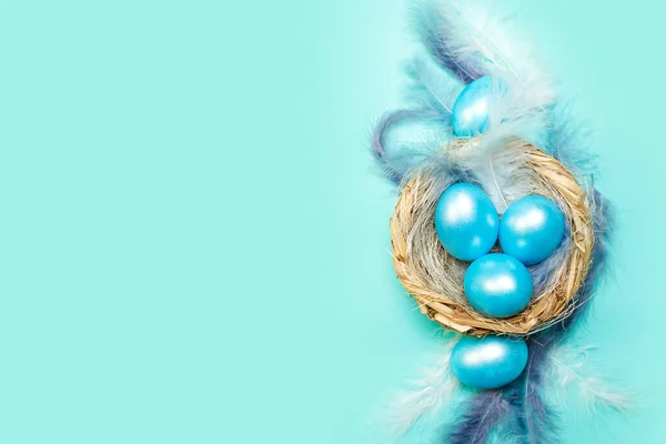 Голубой Пасхальный Фон Цветными Яйцами Гнезде Перьями Вид Сверху Пространством — стоковое фото