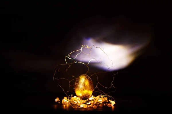 Altın Süslemeli Değerli Paskalya Yumurtası Karanlık Arka Planda Paskalya Konseptinin — Stok fotoğraf
