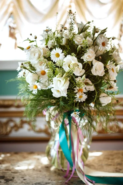 Beautiful Romantic Bouquet White Flowers Chamomiles Luxury Interior Wedding Day — Stock Photo, Image