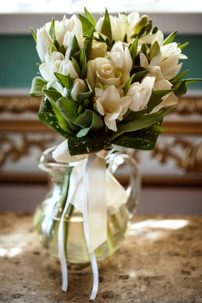Krásná Romantická Kytice Bílých Květin Luxusním Interiéru Svatební Den Svatební — Stock fotografie