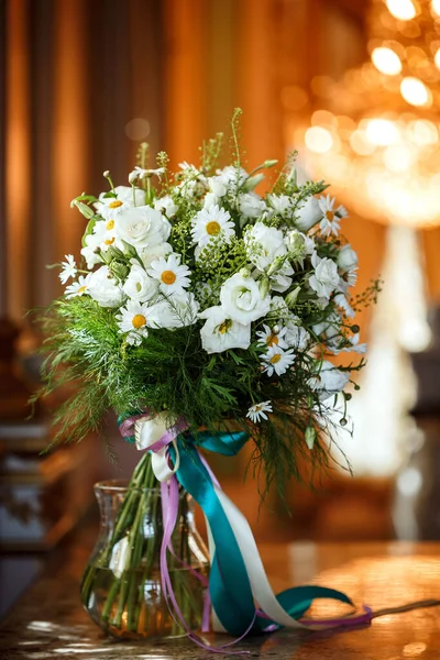 豪華なインテリアでカモミールと白い花の美しいロマンチックな花束 結婚式の日のブライダル花 — ストック写真