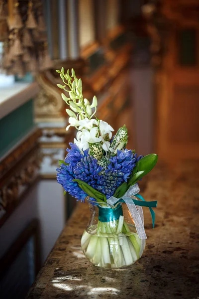 Luxusní Kytice Krásnými Modrými Hyacinty Nádherném Interiéru Svatební Květiny — Stock fotografie