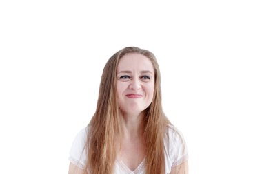 Kafası karışmış beyaz bir kadın, yüz ifadesi iğrenmiş, suratını buruşturmuş, beyaz arka planda soyutlanmış. Olumsuz duygu.