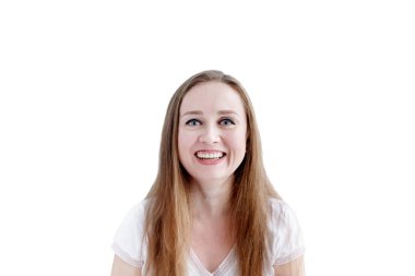 Yüzünde geniş bir gülümseme olan heyecanlı mutlu kadın beyaz arka planda izole edilmiş doğal çekici bir kadının yakın plan portresi.