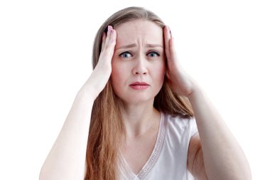 Baş ağrısı, ateşi ya da migreni olan beyaz bir kadının yüzü yakınındaki tapınaklarda elini tutarken beyaz arka planda izole bir şekilde kameraya bakarken görüntüsü.