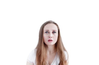 Üzgün, ağlayan, yüzü mutsuz, beyaz arka planda soyutlanmış, yakın plan portresi olan beyaz bir kadın.