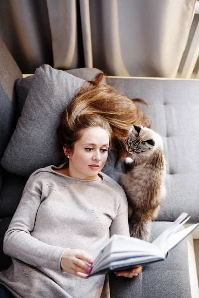 Giovane Donna Attraente Con Capelli Lunghi Lettura Libro Interessante Riposo — Foto Stock