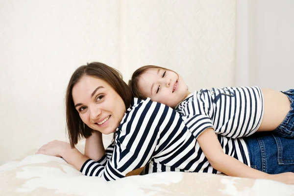 Happy Attractive Mother Little Daughter Lying Bed Having Fun Together — Stock Photo, Image