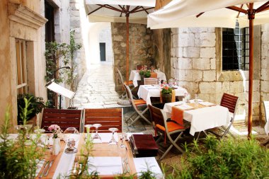 Yaz tatilinde eski Avrupa dar sokaklarında boş bir kafe.