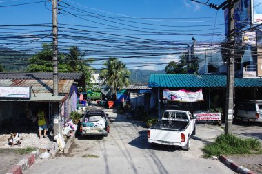 PHUKET, THAILAND - 12 Aralık 2012: Mavi gökyüzüne karşı kablolu tipik Asya sokak manzarası