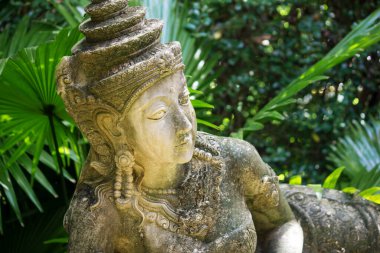 PHUKET, THAILAND - 9 Aralık 2012: Phuket, Tayland 'daki botanik bahçesinde tipik Asya heykeli