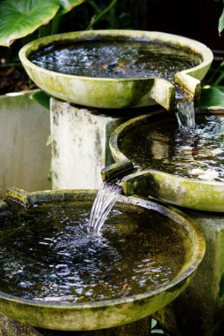 Asya botanik bahçesinde geleneksel su fıskiyesi, toprak sapı tasarım süslemeleri.