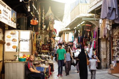 JERUSALEM, ISRAEL - 13 Ekim 2013: Yerel halk geleneksel pazar olan Kudüs Sokak Çarşısı 'nda hediyelik eşya satıyor