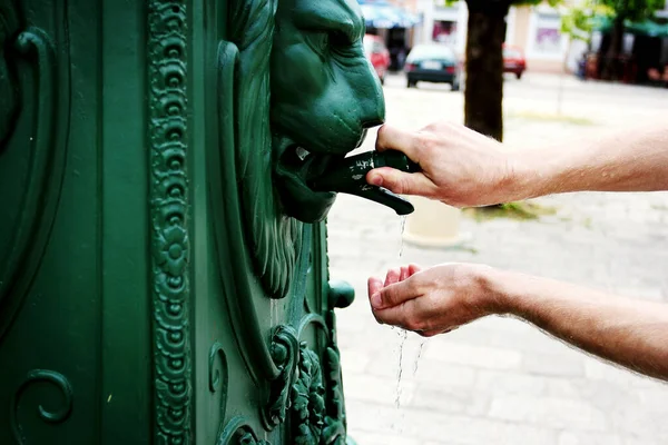 Mani Maschili Primo Piano Mani Lavaggio Turistiche Irriconoscibili Fontana Strada — Foto Stock